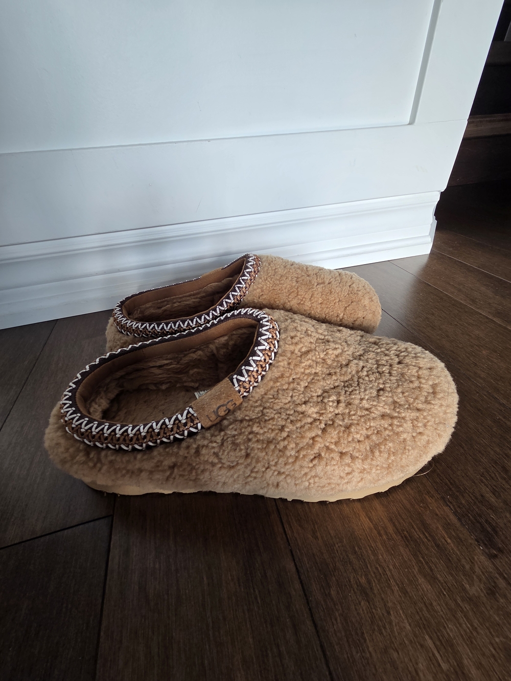 Ugg Tasman Maxi Curly In Chestnut
